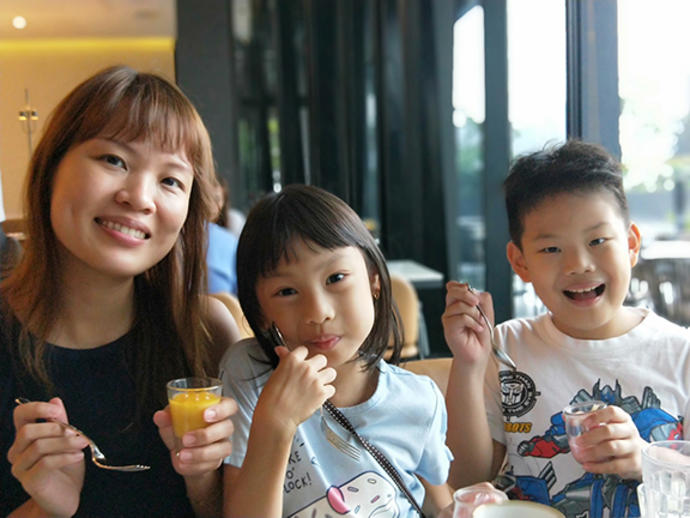 Keller Mitarbeiterin mit ihren Kindern aus Singapore