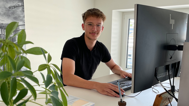 Auszubildender bei der Arbeit