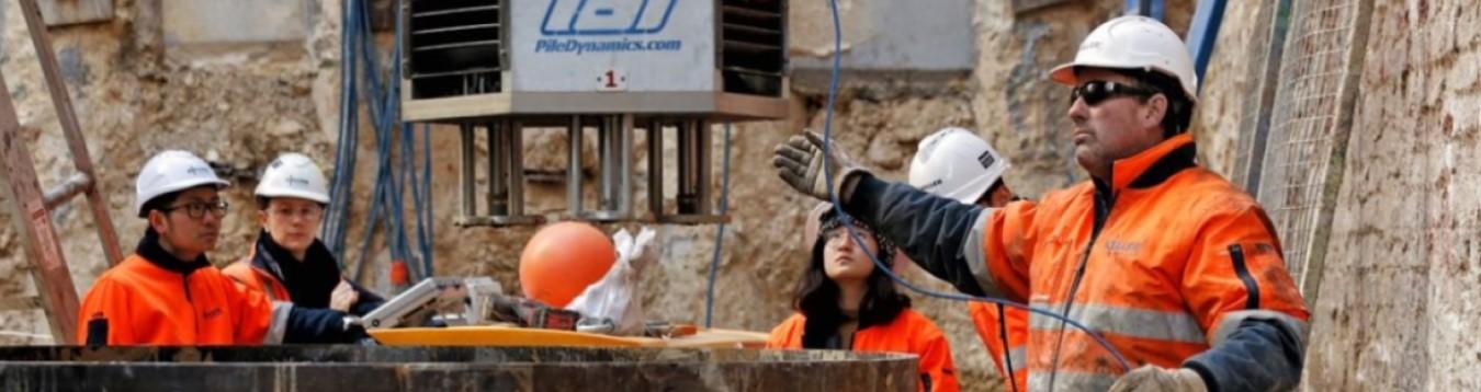 Keller Mitarbeiter auf Baustelle im Gespräch