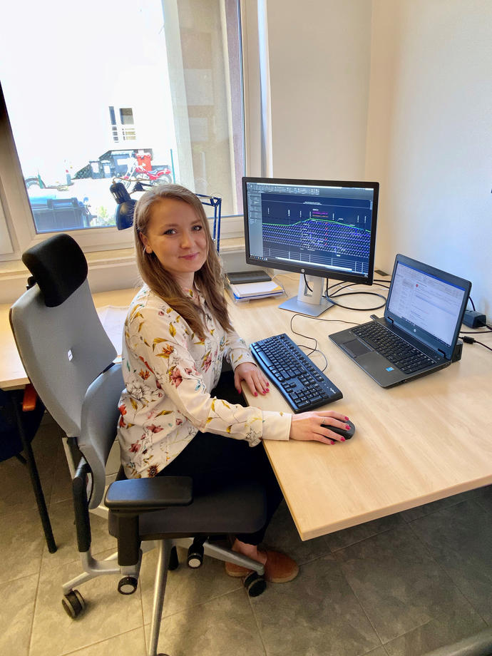 Konstruktionsassistentin an ihrem Arbeitsplatz im Büro in Polen