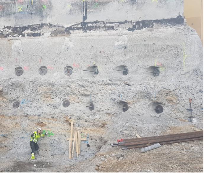 Projektmanagerin auf der Baustelle in Grundläggning, Schweden 