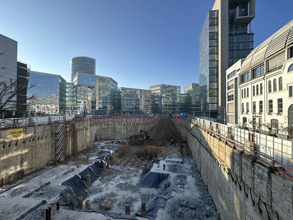Innerstädtische Baugrube im Medienhafen in Düsseldorf