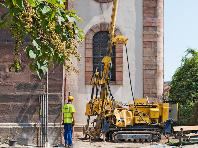 Hebungsinjektion an einem Kirchturm