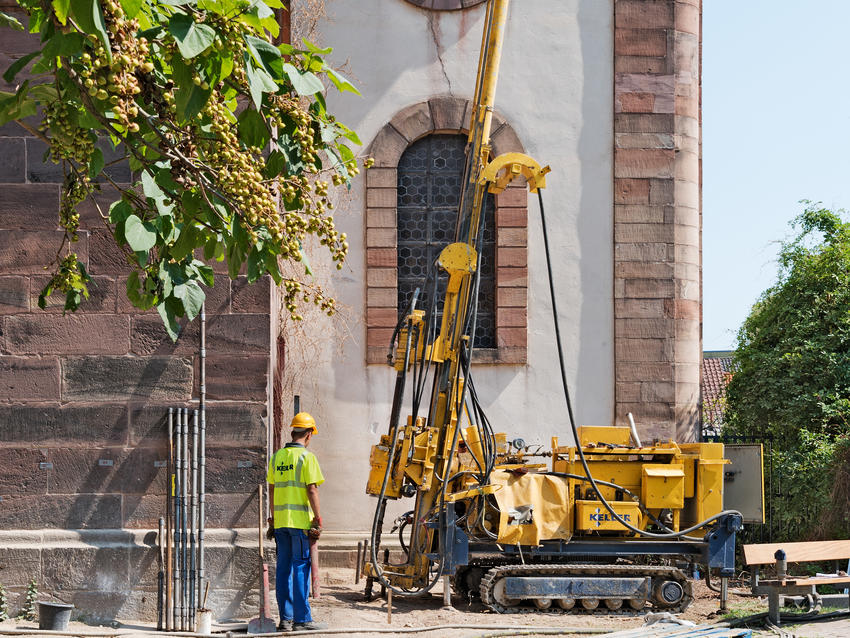 Hebungsinjektion an einem Kirchturm